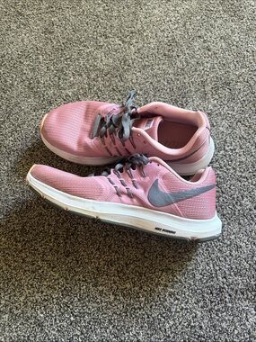 Nike Women's Run Swift Running Shoes Size 8.5 Pink Berry Sneakers